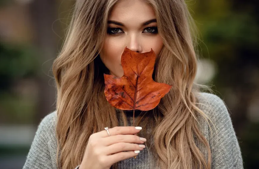 Oversized outerwear and cozy knitwear in everyday Fall/Winter fashion trends